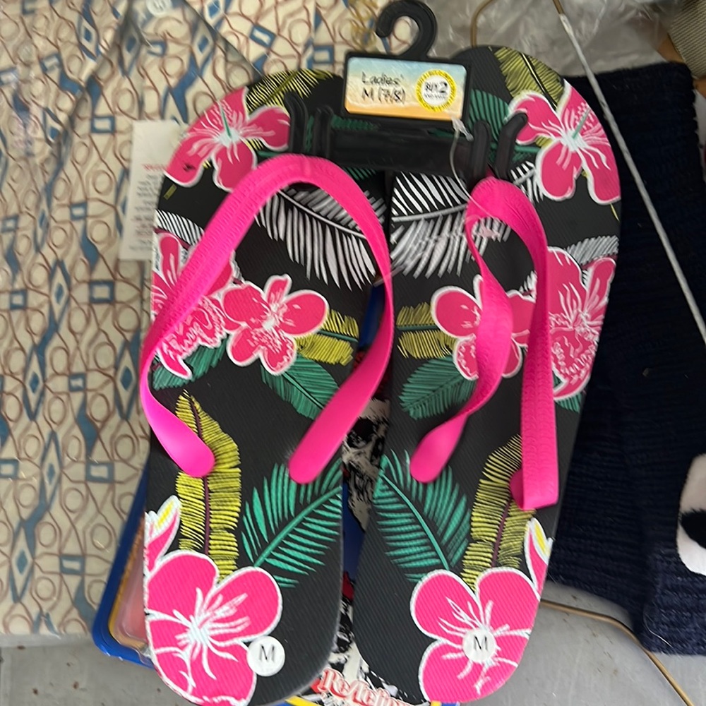 Ladies, medium rubber flops